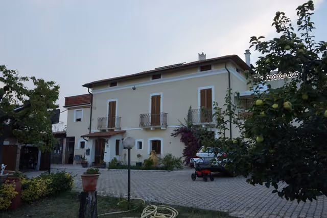 La piscina dell'Agriturismo Lu Feschiuole a Controguerra, con il portico e i lettini