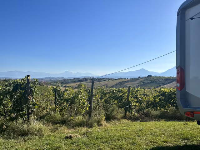 Il giardino e gli spazi esterni dell'Agriturismo Lu Feschiuole a Controguerra