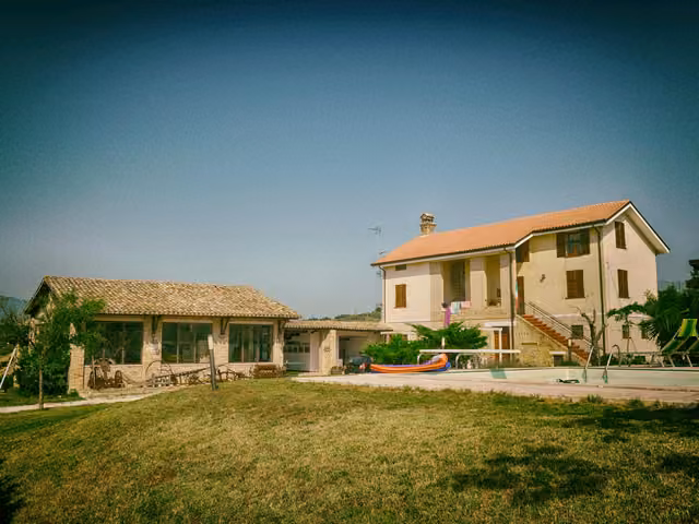 Un appartamento dell'agriturismo con cucina e zona giorno