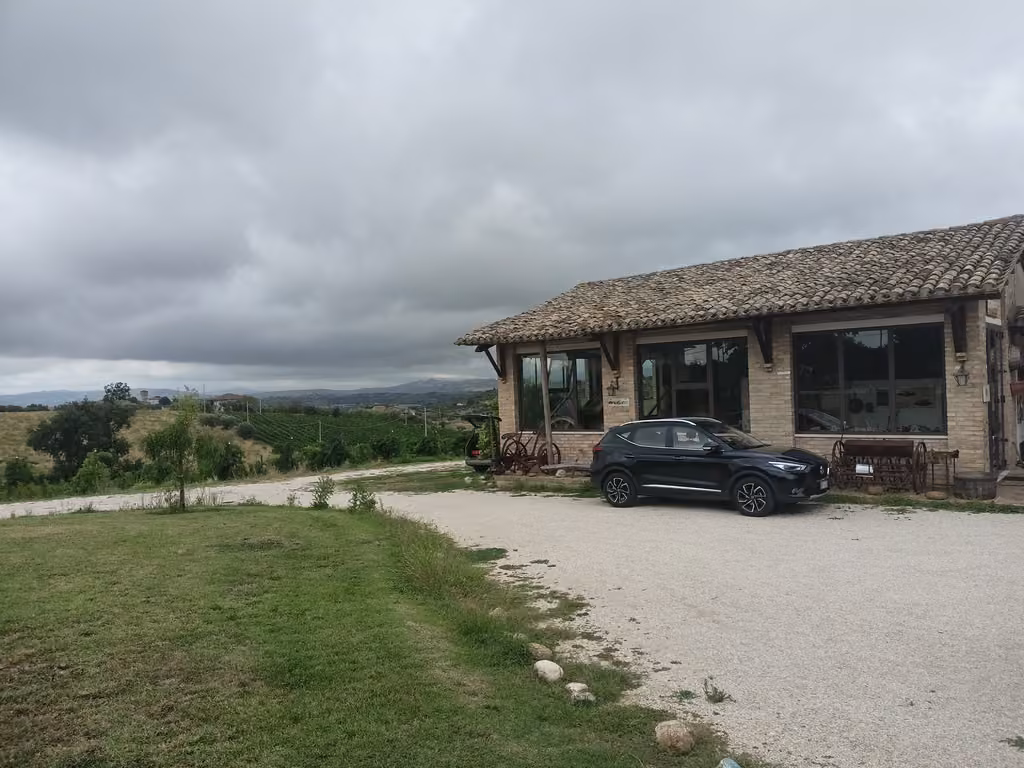 Spazi comuni dell'Agriturismo Lu Feschiuole con tavoli e luce naturale