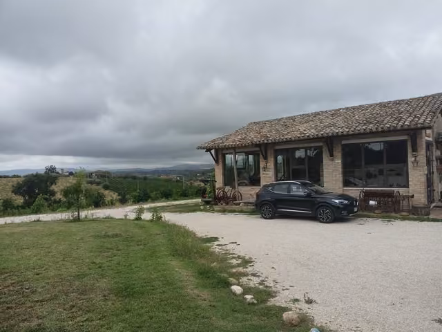La camera matrimoniale di un appartamento dell'Agriturismo Lu Feschiuole