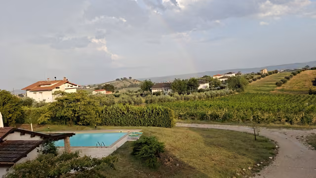 Il cortile della masseria ottocentesca dove si trovano gli appartamenti
